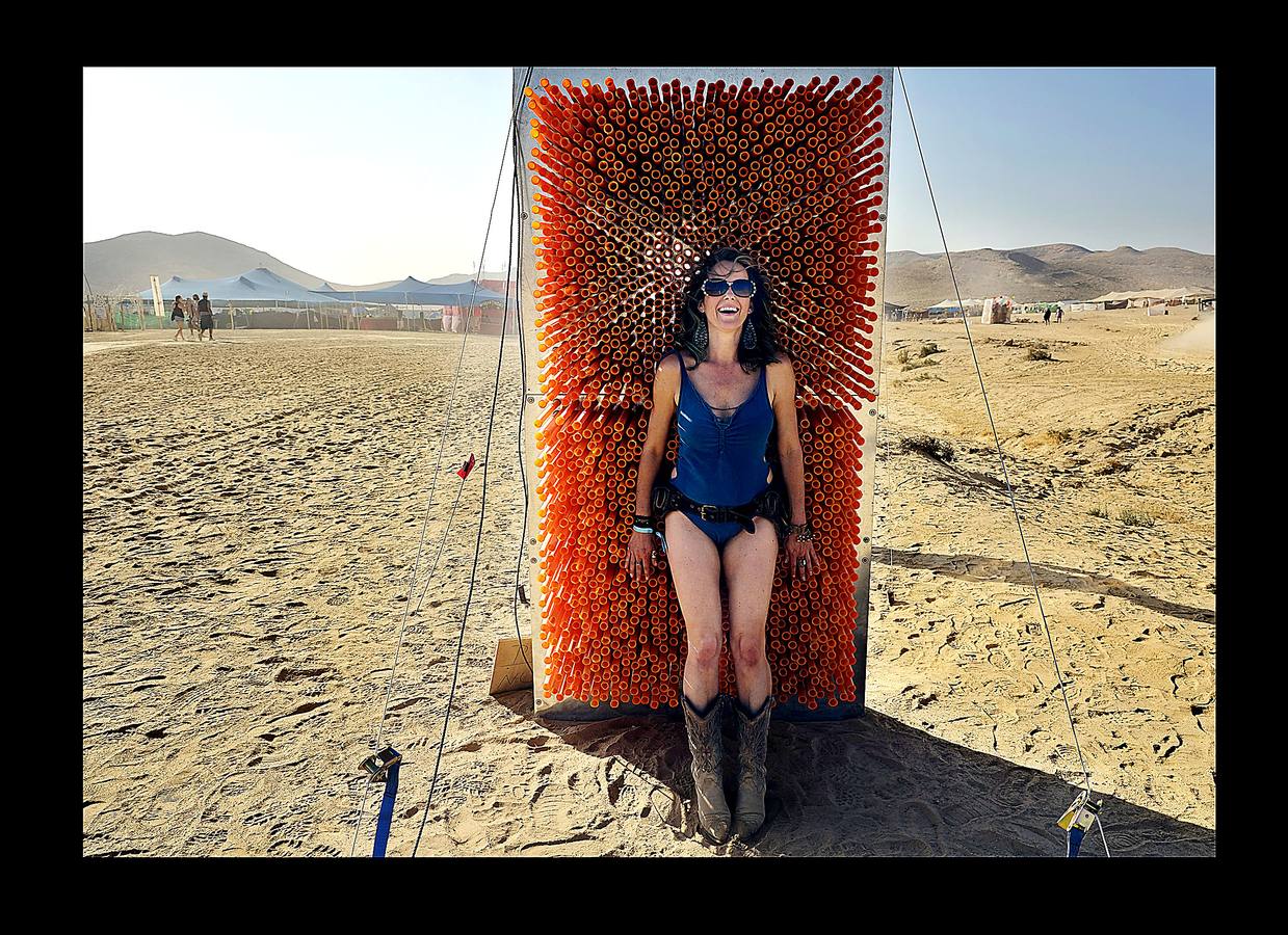 El festival Midburn es un evento artístico recreativo de cinco días de duración, que se celebra cada año en el desierto de Negev, al sur de Israel. El festival, una versión del «Burning Man» norteamericano que desde 2014 es un acontecimiento en el desierto de Nevada, atrae a miles de «burners» o quemadores, gentes que construirán piezas artísticas de expresión libre, para ser destruidas en el fuego el último día de la celebración. El evento se basa en el principio de «Participación». Quien asiste a él acampa en el desierto y es ciudadano de la efímera ciudad de Midburn donde la norma es la creatividad y la autoexpresión radical.