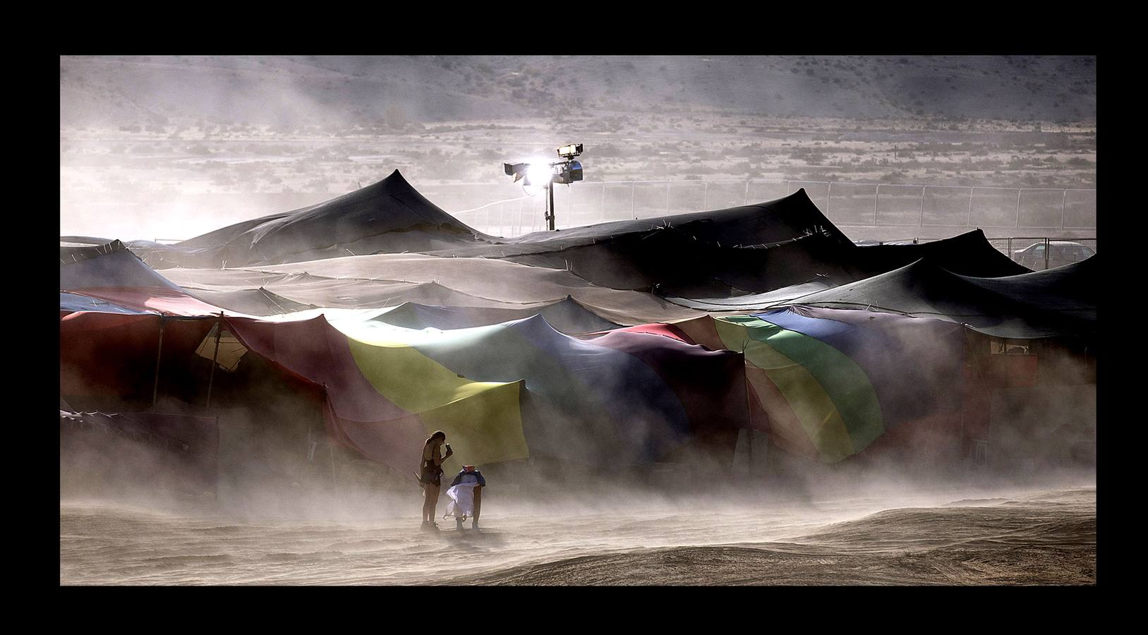 El festival Midburn es un evento artístico recreativo de cinco días de duración, que se celebra cada año en el desierto de Negev, al sur de Israel. El festival, una versión del «Burning Man» norteamericano que desde 2014 es un acontecimiento en el desierto de Nevada, atrae a miles de «burners» o quemadores, gentes que construirán piezas artísticas de expresión libre, para ser destruidas en el fuego el último día de la celebración. El evento se basa en el principio de «Participación». Quien asiste a él acampa en el desierto y es ciudadano de la efímera ciudad de Midburn donde la norma es la creatividad y la autoexpresión radical.