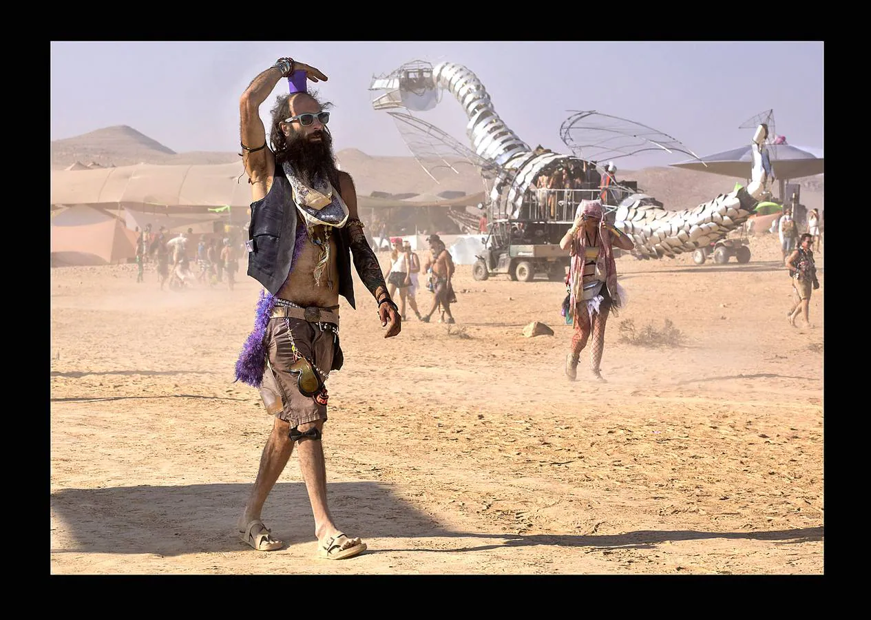 El festival Midburn es un evento artístico recreativo de cinco días de duración, que se celebra cada año en el desierto de Negev, al sur de Israel. El festival, una versión del «Burning Man» norteamericano que desde 2014 es un acontecimiento en el desierto de Nevada, atrae a miles de «burners» o quemadores, gentes que construirán piezas artísticas de expresión libre, para ser destruidas en el fuego el último día de la celebración. El evento se basa en el principio de «Participación». Quien asiste a él acampa en el desierto y es ciudadano de la efímera ciudad de Midburn donde la norma es la creatividad y la autoexpresión radical.