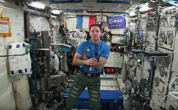 Un astronauta, en la Estación Espacial Internacional.