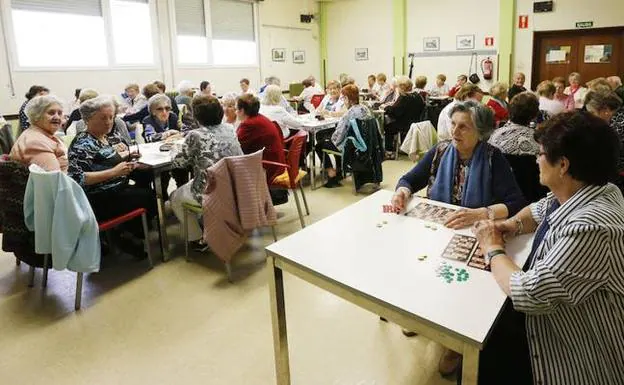 La partida de bingo congregó ayer a varias decenas de personas en la Nagusien Etxea. 