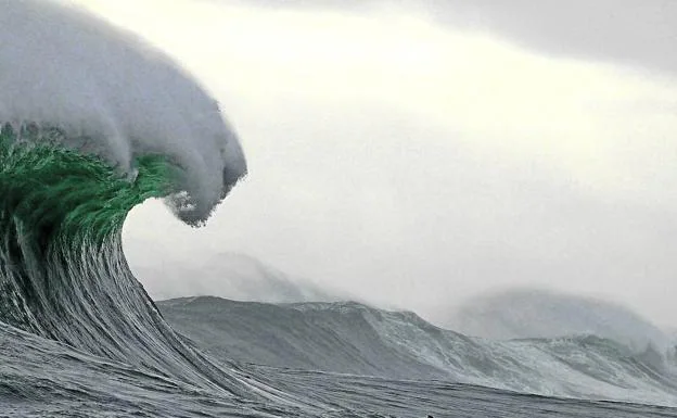 Frente a las fauces del gigante. El surfista sudafricano Jake Kolnik aguarda el impacto de la ola rompiente en un campeonato en Ciudad del Cabo, Sudáfrica, en 2011.