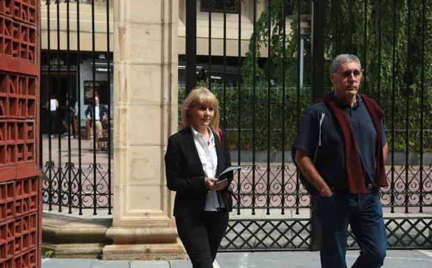 Carmen Guisasola y Joseba Urrusolo Sistiaga a su llegada al Parlamento vasco.