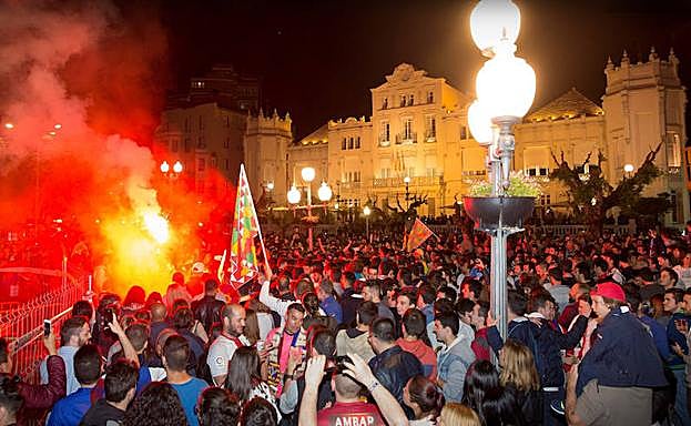 Aficionados de la S. D. Huesca celebran en la plaza Navarra el histórico ascenso de su equipo.
