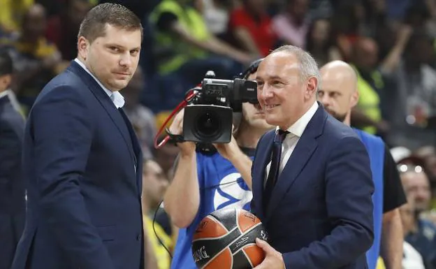 El diputado general de Álava, Ramiro González, con el balón que simboliza la cesión a Vitoria de la sede de la Final Four 2019.