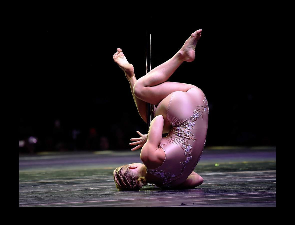 La popularidad del «Pole Dance», también conocido como baile de barra o barra americana, ha crecido extraordinariamente en los últimos años. En la actualidad es reconocido como una forma de arte escénico y de gimnasia aeróbica y anaeróbica que se practica en escuelas de gimnasia de todo el mundo. En 2005 se celebró el primer campeonato mundial de Pole Dance en Amsterdam. La World Pole Federation, que aglutina a más de 40 países, eligió este año como escenario de la competición la ciudad china de Tianjin, donde están tomadas las fotografías.