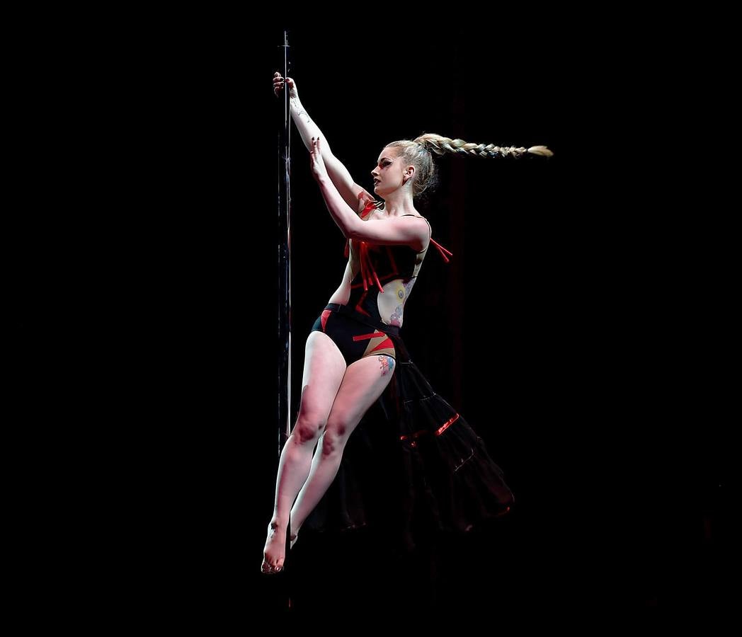 La popularidad del «Pole Dance», también conocido como baile de barra o barra americana, ha crecido extraordinariamente en los últimos años. En la actualidad es reconocido como una forma de arte escénico y de gimnasia aeróbica y anaeróbica que se practica en escuelas de gimnasia de todo el mundo. En 2005 se celebró el primer campeonato mundial de Pole Dance en Amsterdam. La World Pole Federation, que aglutina a más de 40 países, eligió este año como escenario de la competición la ciudad china de Tianjin, donde están tomadas las fotografías.