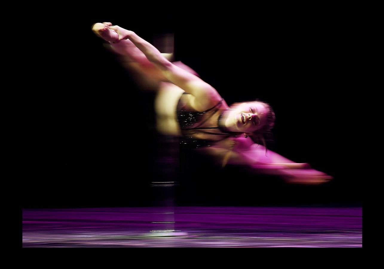 La popularidad del «Pole Dance», también conocido como baile de barra o barra americana, ha crecido extraordinariamente en los últimos años. En la actualidad es reconocido como una forma de arte escénico y de gimnasia aeróbica y anaeróbica que se practica en escuelas de gimnasia de todo el mundo. En 2005 se celebró el primer campeonato mundial de Pole Dance en Amsterdam. La World Pole Federation, que aglutina a más de 40 países, eligió este año como escenario de la competición la ciudad china de Tianjin, donde están tomadas las fotografías.