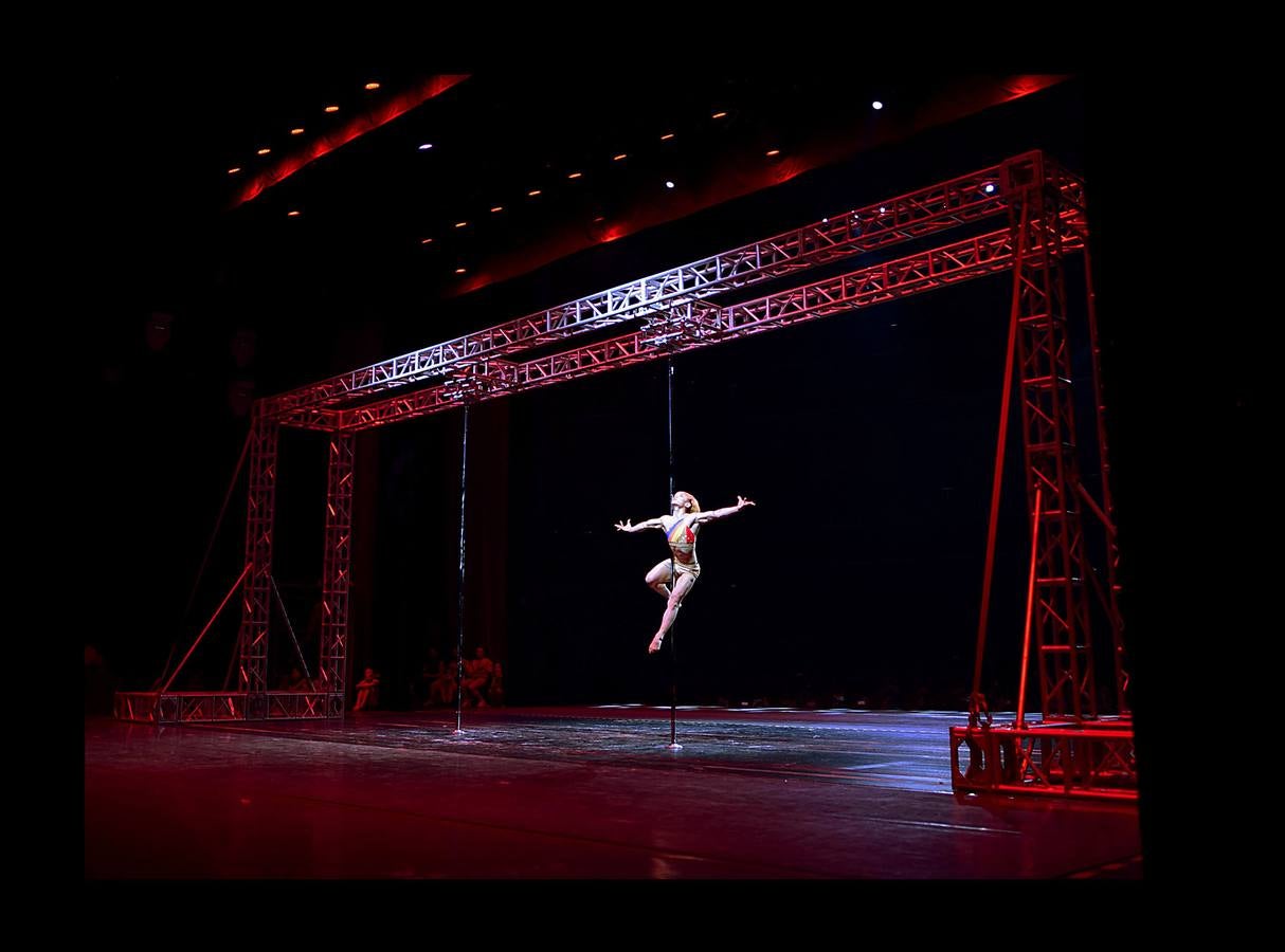 La popularidad del «Pole Dance», también conocido como baile de barra o barra americana, ha crecido extraordinariamente en los últimos años. En la actualidad es reconocido como una forma de arte escénico y de gimnasia aeróbica y anaeróbica que se practica en escuelas de gimnasia de todo el mundo. En 2005 se celebró el primer campeonato mundial de Pole Dance en Amsterdam. La World Pole Federation, que aglutina a más de 40 países, eligió este año como escenario de la competición la ciudad china de Tianjin, donde están tomadas las fotografías.