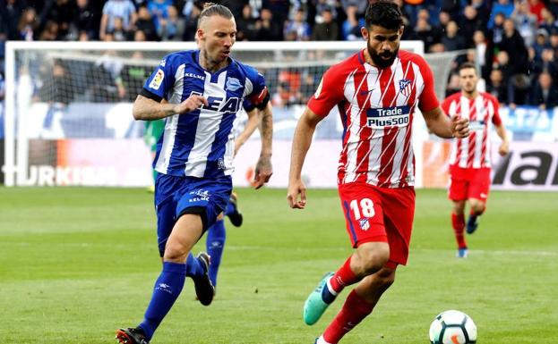 Alexis cubre a Diego Costa, Atlético de Madrid