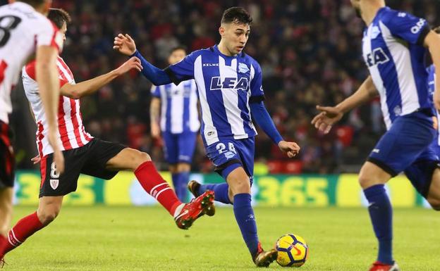 Munir se zafa de varios defensas del Athletic.