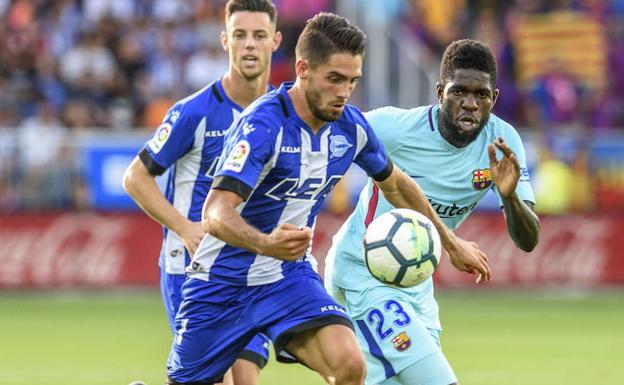 Sobrino supera a Umtiti (Barcelona).