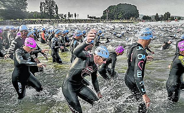 Participantes el año pasado en la prueba de natación. 