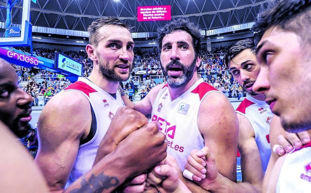 Esta imagen de unidad entre los jugadores del Bilbao Basket no volverá a repetirse en ACB la próxima temporada.