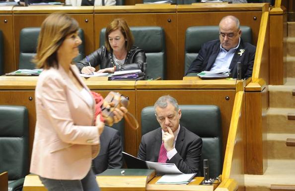 Mendia pasa por delante de la bancada jeltzale en el Parlamento vasco.