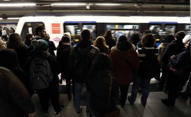 Vista del andén de una estación del metro madrileño, con aglomeración de pasajeros. 