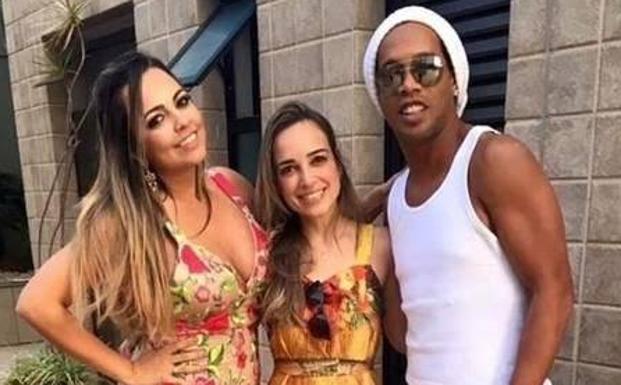 Ronaldinho junto a sus dos novias, Priscilla, a la izquierda, y Beatriz, junto al exfutbolista. 