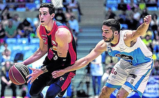 Luca Vildoza, que ayer anotó 15 puntos en el cuarto definitivo, defendido por Pepe Pozas. 