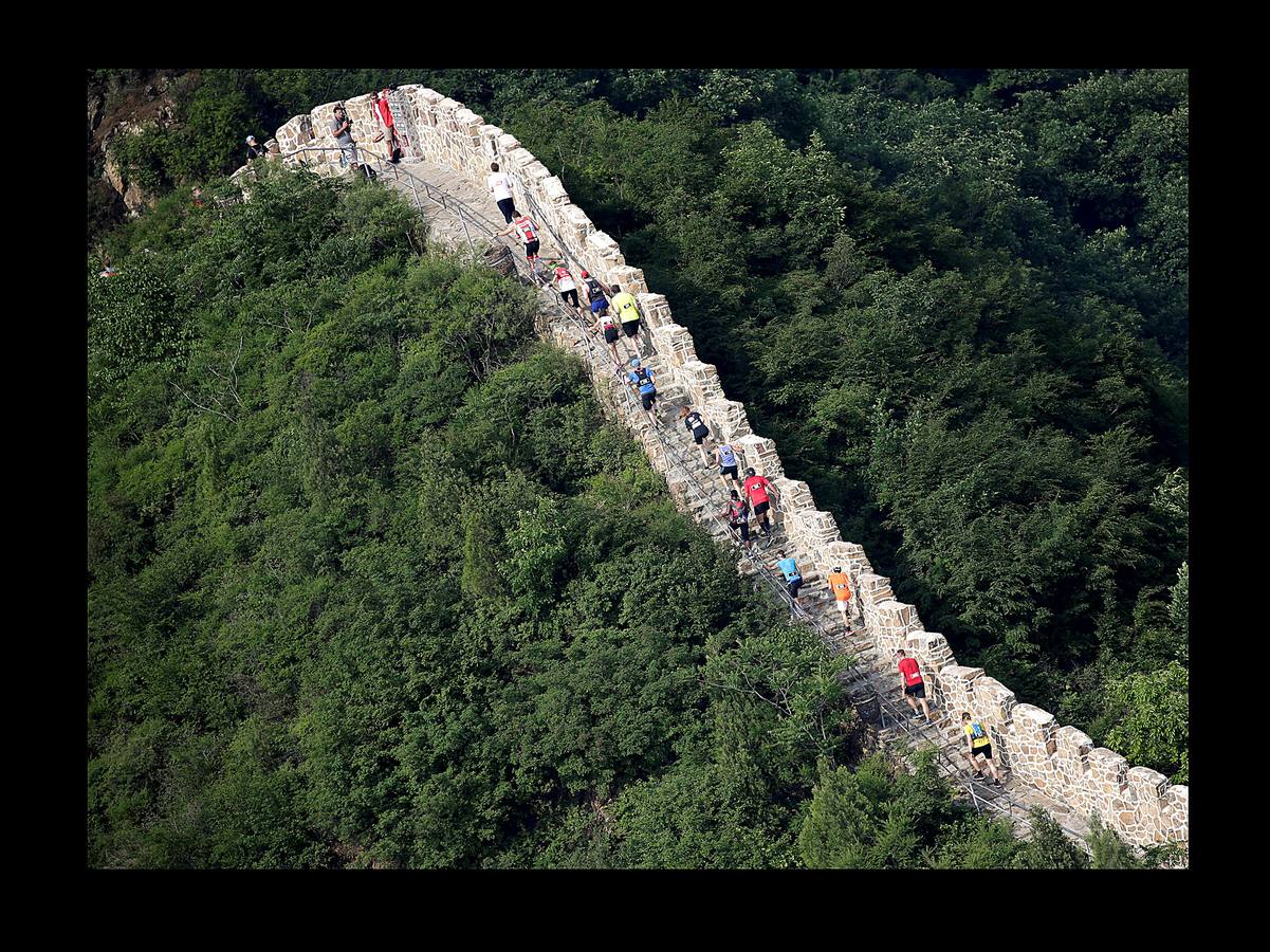 Desde su creación en 1999, el maratón de la Gran Muralla china ha sido considerado como una de las pruebas más difíciles. La competición se desarrolla en el pintoresco escenario de Huangyaguan, en la provincia de Tianjin, China. Más de 2500 corredores de 60 países participaron en la edición del año pasado en esta maravilla del mundo, que comenzó a construirse en el año 215 A.C. bajo las órdenes del emperador Qin Shi Huangdi. Los factores climáticos y los interminables escalones (un total de 5.164, de altura y ancho variable) provocan que los tiempos para completar la prueba nunca hayan bajado de las tres horas. El actual ganador, el polaco Marcin Swierc, cruzó la meta en 3 horas, 14 minutos y 34 segundos.