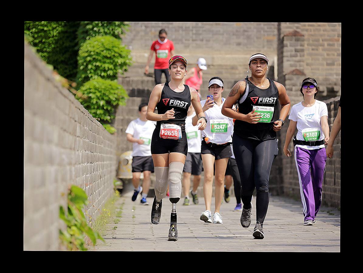 Desde su creación en 1999, el maratón de la Gran Muralla china ha sido considerado como una de las pruebas más difíciles. La competición se desarrolla en el pintoresco escenario de Huangyaguan, en la provincia de Tianjin, China. Más de 2500 corredores de 60 países participaron en la edición del año pasado en esta maravilla del mundo, que comenzó a construirse en el año 215 A.C. bajo las órdenes del emperador Qin Shi Huangdi. Los factores climáticos y los interminables escalones (un total de 5.164, de altura y ancho variable) provocan que los tiempos para completar la prueba nunca hayan bajado de las tres horas. El actual ganador, el polaco Marcin Swierc, cruzó la meta en 3 horas, 14 minutos y 34 segundos.