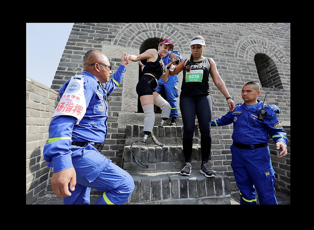 Desde su creación en 1999, el maratón de la Gran Muralla china ha sido considerado como una de las pruebas más difíciles. La competición se desarrolla en el pintoresco escenario de Huangyaguan, en la provincia de Tianjin, China. Más de 2500 corredores de 60 países participaron en la edición del año pasado en esta maravilla del mundo, que comenzó a construirse en el año 215 A.C. bajo las órdenes del emperador Qin Shi Huangdi. Los factores climáticos y los interminables escalones (un total de 5.164, de altura y ancho variable) provocan que los tiempos para completar la prueba nunca hayan bajado de las tres horas. El actual ganador, el polaco Marcin Swierc, cruzó la meta en 3 horas, 14 minutos y 34 segundos.