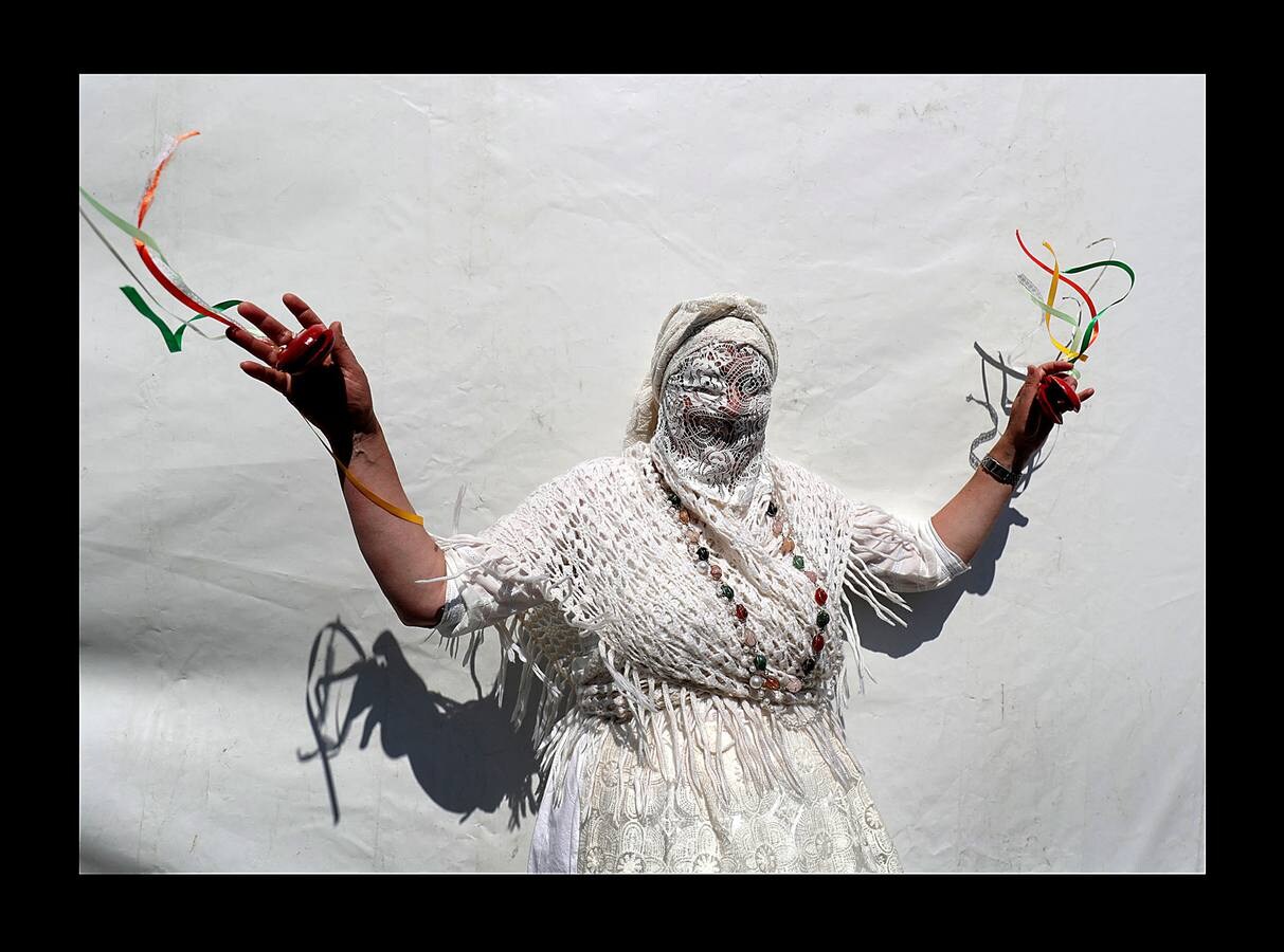 El Festival Internacional de la Máscara Ibérica se celebra desde 2006 para promover y difundir aspectos de la cultura popular comunes en Portugal y España, con un tema central: la máscara. La muestra, pionera en este tipo de manifestaciones, es considerada una de las más importantes de cuantas se celebran en torno a las tradiciones y personajes del carnaval. Cada año reúne a grupos originarios de diferentes regiones de España y Portugal, que deslumbran a la ciudad de Lisboa por la riqueza histórica y artística de sus máscaras. En la edición de este año se han celebrado también desfiles, conciertos y bailes para cientos de participantes.