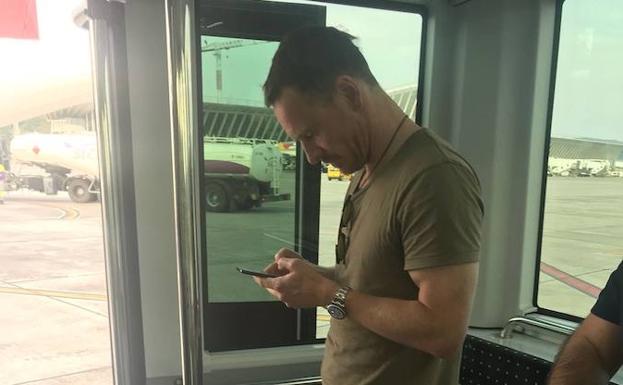 Michael Fassbender en el autobús que le condujo del avión a la terminal de Loiu el pasado 17 de mayo.