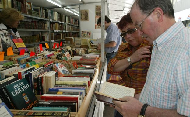 Varias personas ojean libros en una de las ferias organizadas en Vitoria.