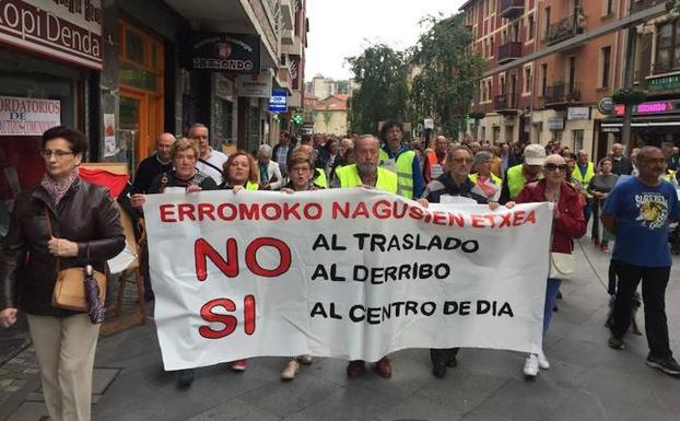 La manifestación de los mayores, a su paso por Las Arenas. 