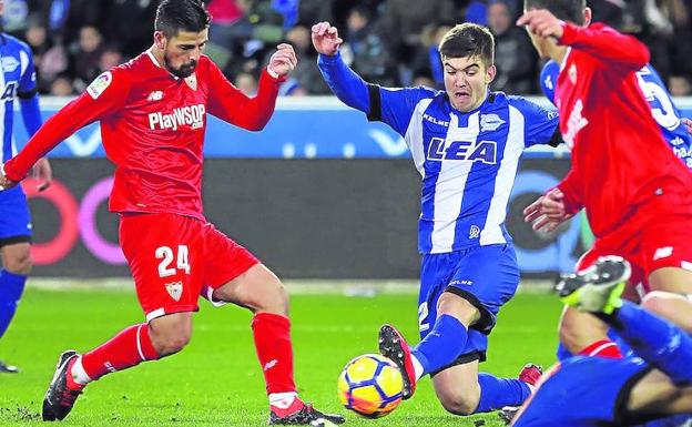 Martín Aguirregabiria realiza una entrada ante Nolito durante el encuentro frente al Sevilla en Mendizorroza. 