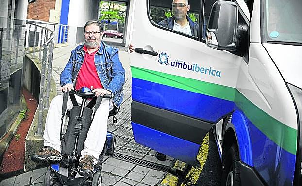 Por su cuenta. Roberto recurrió a su coche privado y a su carrito eléctrico por temor a quedarse «tirado» por el servicio de ambulancias.