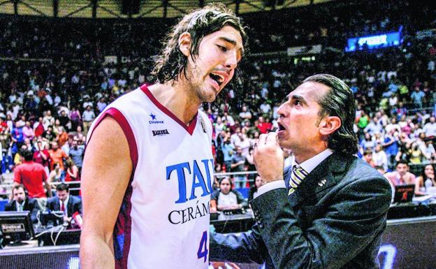 Scola recrimina a Scariolo el tiempo muerto solicitado en los instantes finales del tercer duelo de la final de 2006 ganada por el Unicaja.