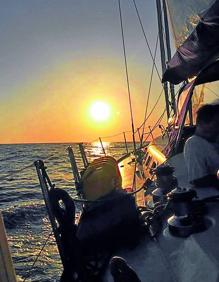 Imagen secundaria 2 - Un largo entrenamiento. Los navegantes que emularán a Juan Sebastián Elcano ya han comenzado a realizar travesías para entrenarse y elegir el barco con el que darán la vuelta al mundo. En las imágenes, los tripulantes descansan en una cala del Adriático, atraviesan el canal de Corinto, navegan por el Atlántico o manejan el sextante.