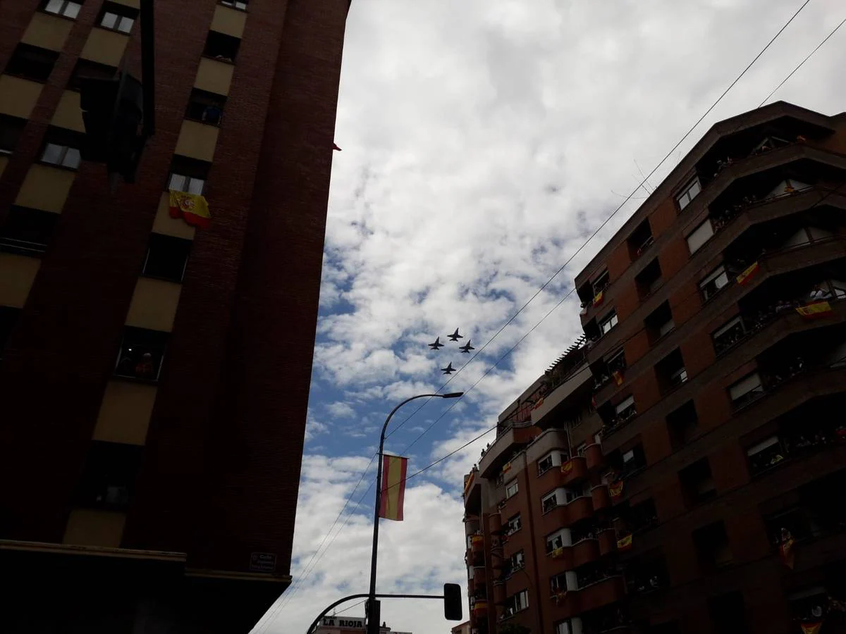 El Rey, vestido con uniforme del Ejército del Aire, ha recibido los honores de ordenanza y pasado revista a un batallón de honores de la Guardia Real