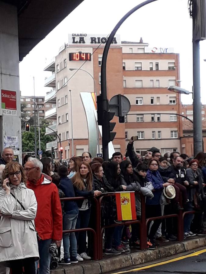 El Rey, vestido con uniforme del Ejército del Aire, ha recibido los honores de ordenanza y pasado revista a un batallón de honores de la Guardia Real