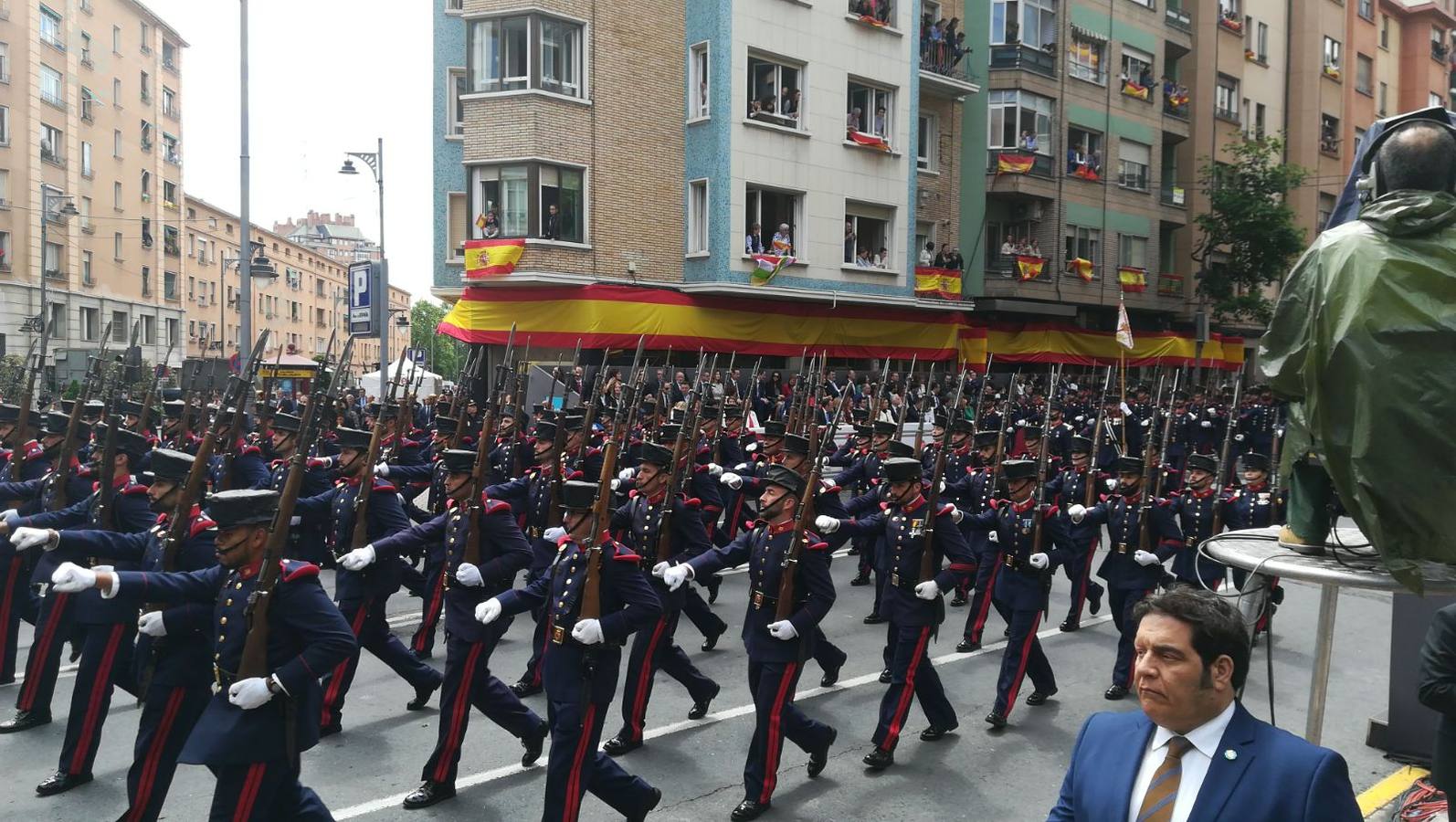 El Rey, vestido con uniforme del Ejército del Aire, ha recibido los honores de ordenanza y pasado revista a un batallón de honores de la Guardia Real