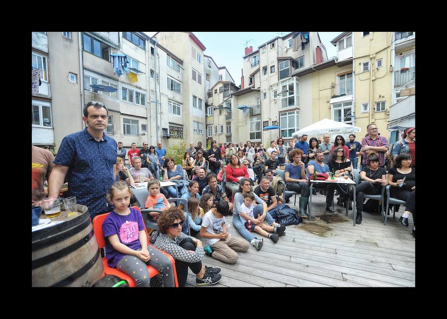 El festival musical Hirian en Bilbao La Vieja y numerosas actividades repartidas por la ciudad convirtieron la jornada en una fiesta 
