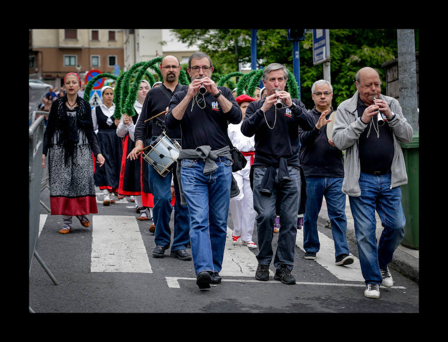 Más de 100.000 personas disfrutan del Ibilaldia, una jornada para sacar a las calles una lengua vasca que las instituciones se comprometen a difundir con la mejora del sistema de enseñanza
