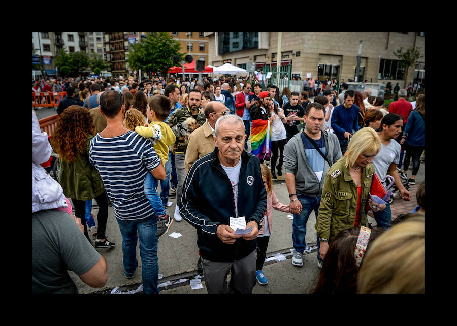 Más de 100.000 personas disfrutan del Ibilaldia, una jornada para sacar a las calles una lengua vasca que las instituciones se comprometen a difundir con la mejora del sistema de enseñanza