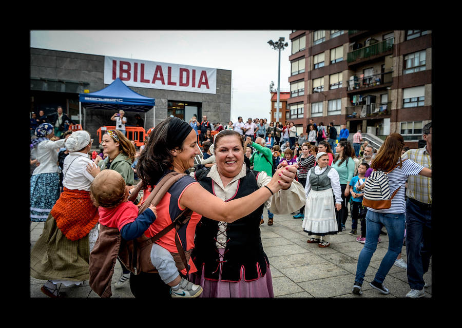 Más de 100.000 personas disfrutan del Ibilaldia, una jornada para sacar a las calles una lengua vasca que las instituciones se comprometen a difundir con la mejora del sistema de enseñanza