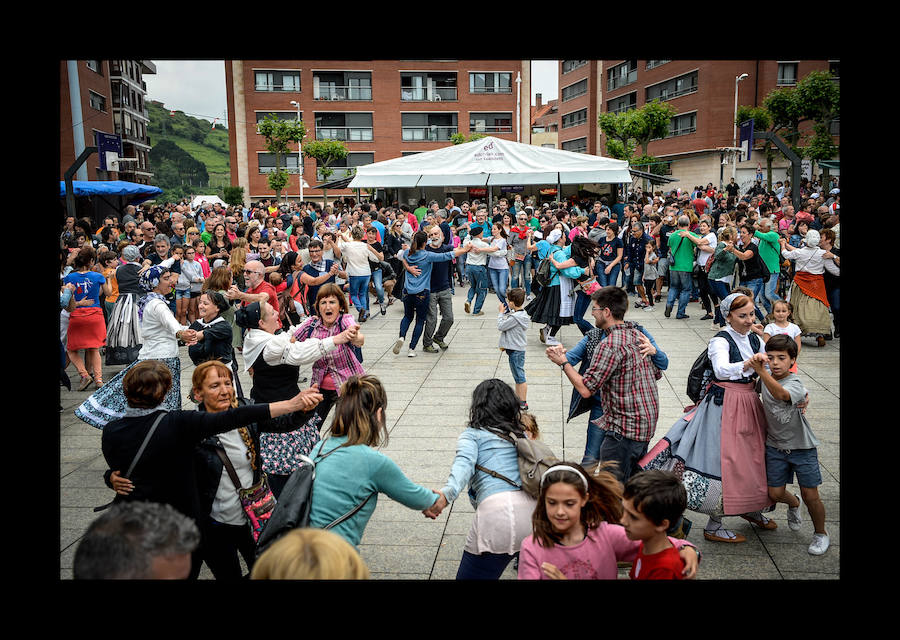 Más de 100.000 personas disfrutan del Ibilaldia, una jornada para sacar a las calles una lengua vasca que las instituciones se comprometen a difundir con la mejora del sistema de enseñanza