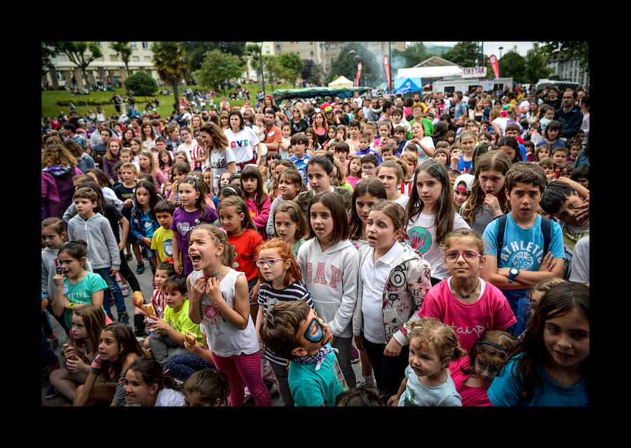 Más de 100.000 personas disfrutan del Ibilaldia, una jornada para sacar a las calles una lengua vasca que las instituciones se comprometen a difundir con la mejora del sistema de enseñanza