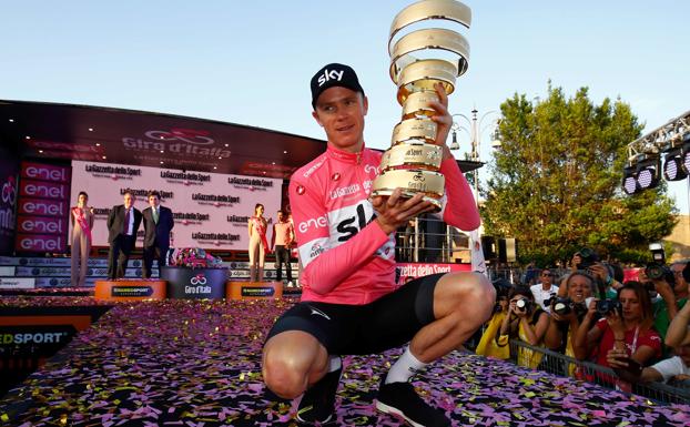 Froome posa con el trofeo.