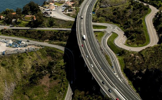 Fomento pisa el acelerador para iniciar el tercer carril de la A-8 entre Castro y Solares