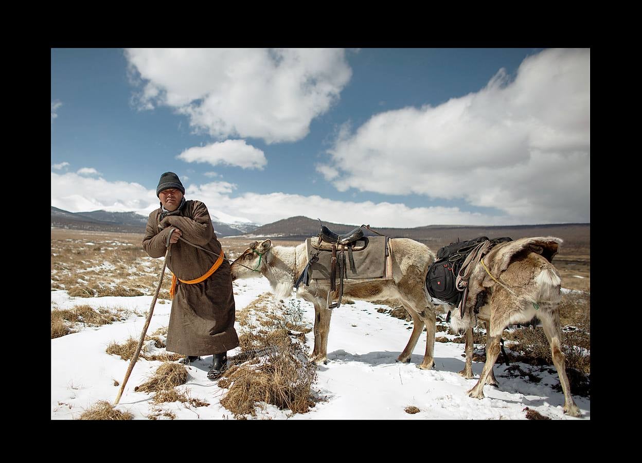 Los Dukha son un pueblo que sobrevive de la caza y pastoreando renos en las montañas Sayan, en Mongolia, una zona que se extiende a ambos lados de la frontera con Rusia. En 2012 el gobierno decidió que buena parte de sus tierras se convirtieran en parque nacional para proteger el ecosistema. La medida acabó con cuotas de caza establecidas en la era soviética, que permitían su sustento y la conservación de la vida natural, y los forzó a capturar animales como el alce y el ciervo rojo en un número que hacía difícil su subsistencia. Ahora, los Dukha reciben una compensación por la prohibición de la caza, pero muchos sienten que han perdido su identidad. 