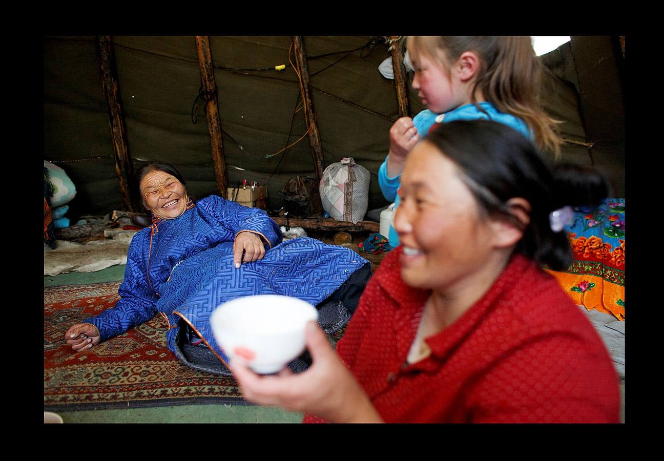 Los Dukha son un pueblo que sobrevive de la caza y pastoreando renos en las montañas Sayan, en Mongolia, una zona que se extiende a ambos lados de la frontera con Rusia. En 2012 el gobierno decidió que buena parte de sus tierras se convirtieran en parque nacional para proteger el ecosistema. La medida acabó con cuotas de caza establecidas en la era soviética, que permitían su sustento y la conservación de la vida natural, y los forzó a capturar animales como el alce y el ciervo rojo en un número que hacía difícil su subsistencia. Ahora, los Dukha reciben una compensación por la prohibición de la caza, pero muchos sienten que han perdido su identidad. 