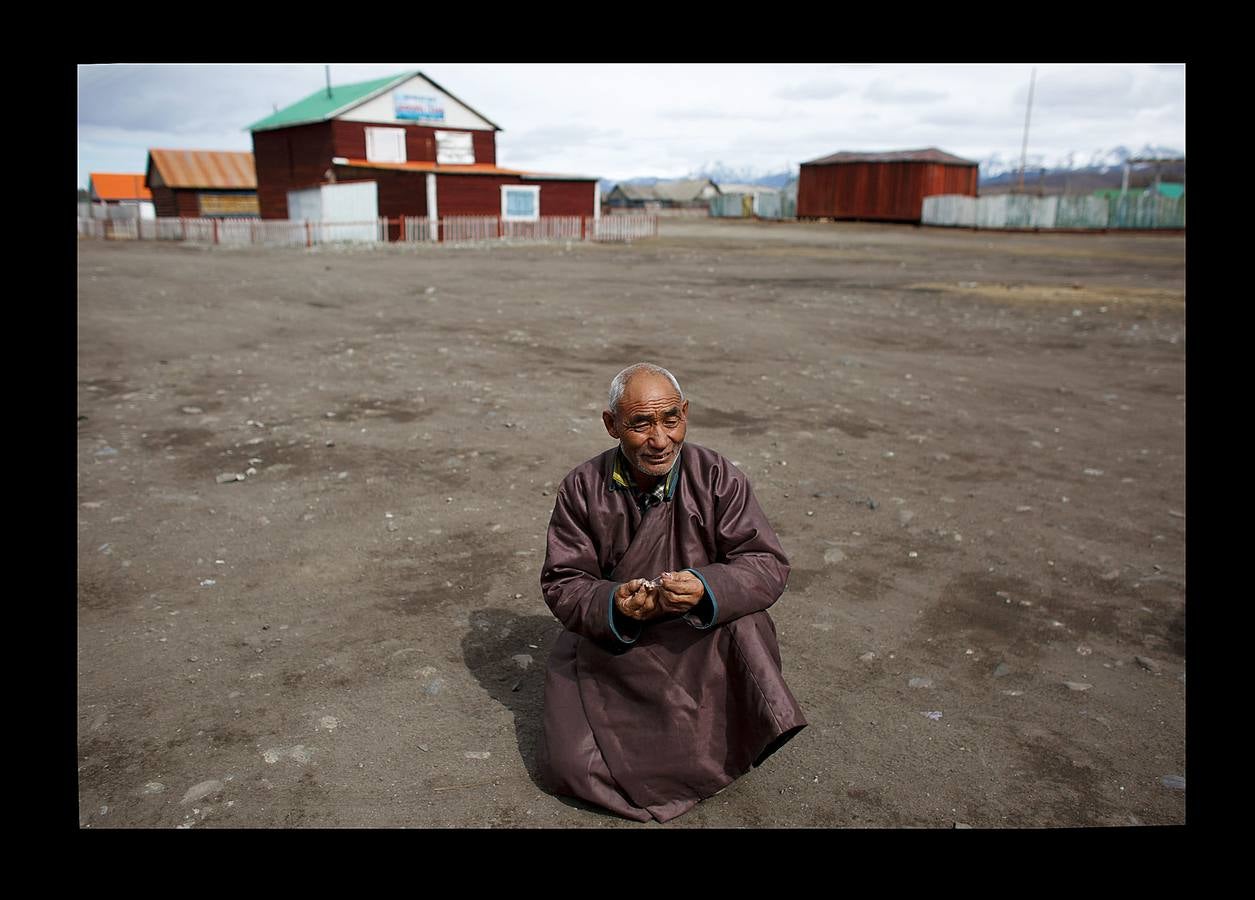 Los Dukha son un pueblo que sobrevive de la caza y pastoreando renos en las montañas Sayan, en Mongolia, una zona que se extiende a ambos lados de la frontera con Rusia. En 2012 el gobierno decidió que buena parte de sus tierras se convirtieran en parque nacional para proteger el ecosistema. La medida acabó con cuotas de caza establecidas en la era soviética, que permitían su sustento y la conservación de la vida natural, y los forzó a capturar animales como el alce y el ciervo rojo en un número que hacía difícil su subsistencia. Ahora, los Dukha reciben una compensación por la prohibición de la caza, pero muchos sienten que han perdido su identidad. 