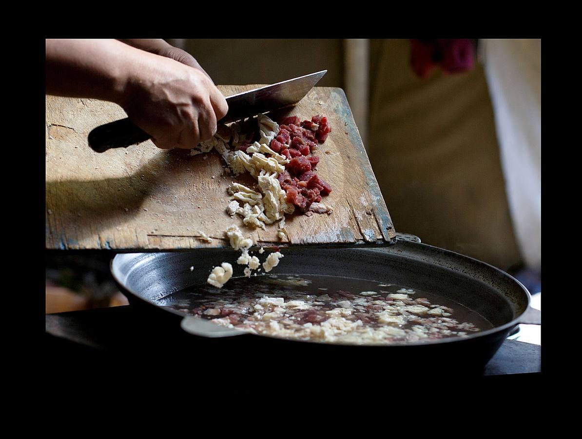 Los Dukha son un pueblo que sobrevive de la caza y pastoreando renos en las montañas Sayan, en Mongolia, una zona que se extiende a ambos lados de la frontera con Rusia. En 2012 el gobierno decidió que buena parte de sus tierras se convirtieran en parque nacional para proteger el ecosistema. La medida acabó con cuotas de caza establecidas en la era soviética, que permitían su sustento y la conservación de la vida natural, y los forzó a capturar animales como el alce y el ciervo rojo en un número que hacía difícil su subsistencia. Ahora, los Dukha reciben una compensación por la prohibición de la caza, pero muchos sienten que han perdido su identidad. 