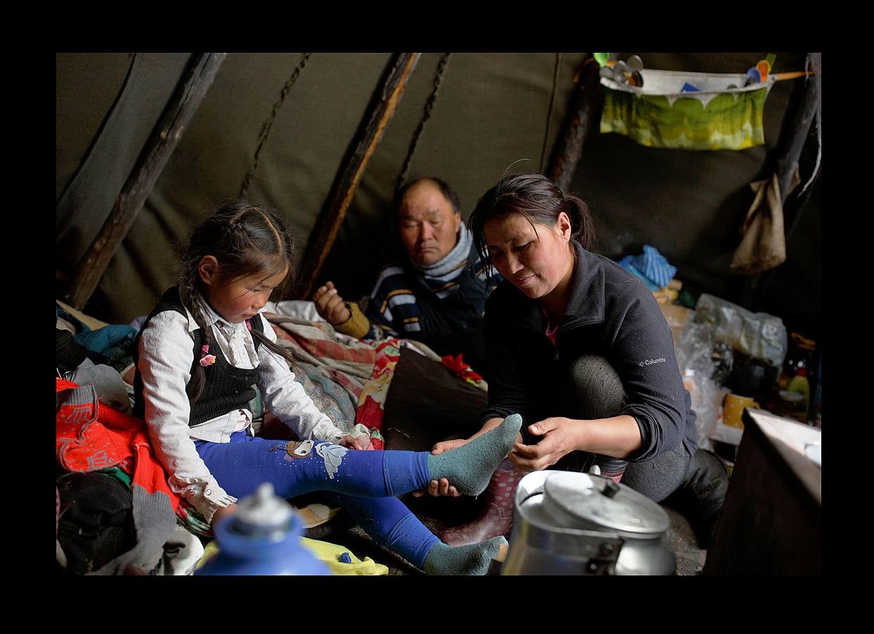 Los Dukha son un pueblo que sobrevive de la caza y pastoreando renos en las montañas Sayan, en Mongolia, una zona que se extiende a ambos lados de la frontera con Rusia. En 2012 el gobierno decidió que buena parte de sus tierras se convirtieran en parque nacional para proteger el ecosistema. La medida acabó con cuotas de caza establecidas en la era soviética, que permitían su sustento y la conservación de la vida natural, y los forzó a capturar animales como el alce y el ciervo rojo en un número que hacía difícil su subsistencia. Ahora, los Dukha reciben una compensación por la prohibición de la caza, pero muchos sienten que han perdido su identidad. 