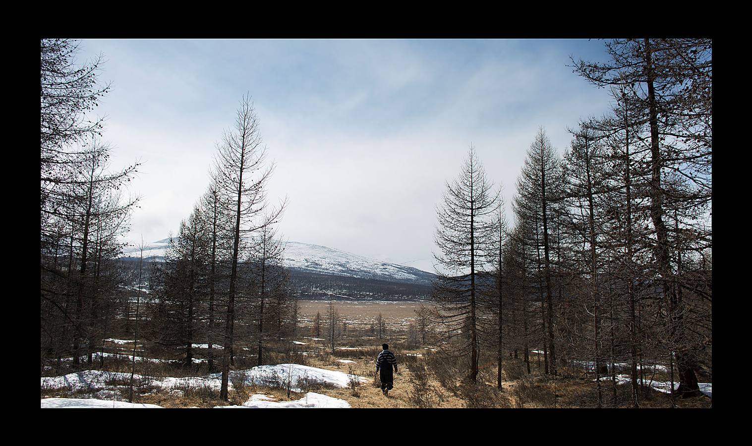 Los Dukha son un pueblo que sobrevive de la caza y pastoreando renos en las montañas Sayan, en Mongolia, una zona que se extiende a ambos lados de la frontera con Rusia. En 2012 el gobierno decidió que buena parte de sus tierras se convirtieran en parque nacional para proteger el ecosistema. La medida acabó con cuotas de caza establecidas en la era soviética, que permitían su sustento y la conservación de la vida natural, y los forzó a capturar animales como el alce y el ciervo rojo en un número que hacía difícil su subsistencia. Ahora, los Dukha reciben una compensación por la prohibición de la caza, pero muchos sienten que han perdido su identidad. 